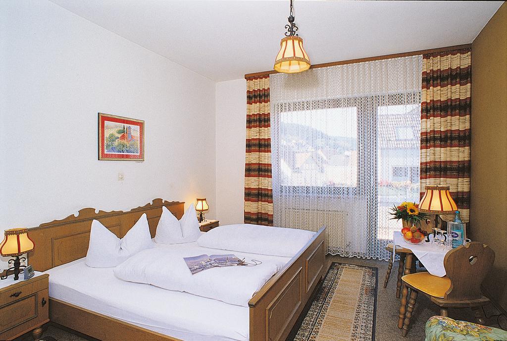 Gasthof Und Pension Zur Frischen Quelle Heigenbruecken Room photo
